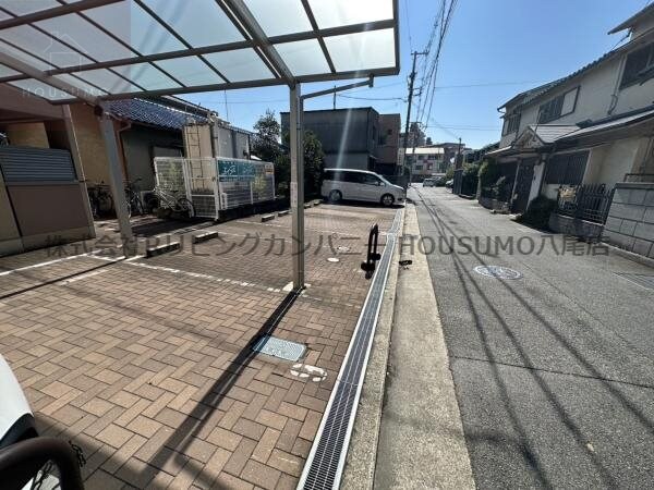 駐車場(車をお持ちの方に嬉しい駐車場付きの物件です)