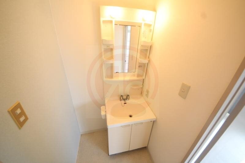 物件内観写真18　(朝の身支度には欠かせない独立洗面化粧台)