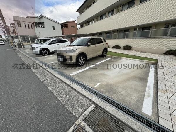 物件外観写真2　(駐車場に車を止められます)
