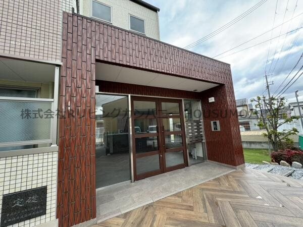 物件外観写真3　(落ち着いたエントランスです)