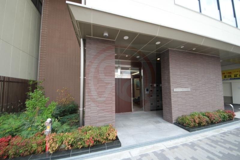 物件外観写真2　(落ち着いたエントランスです)