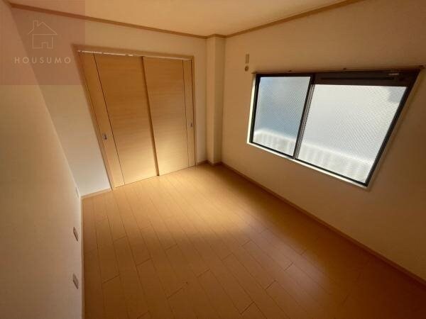 寝室(落ち着いて過ごせるお部屋なので、寝室にいかがでしょうか)