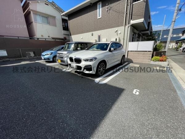 物件外観写真2　(駐車スペースもあります)