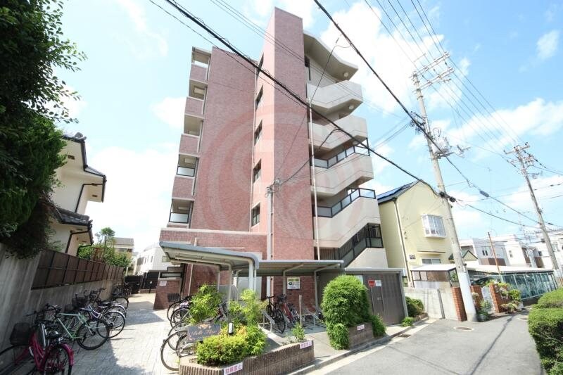 物件外観写真1　(落ち着いた雰囲気の外観です)