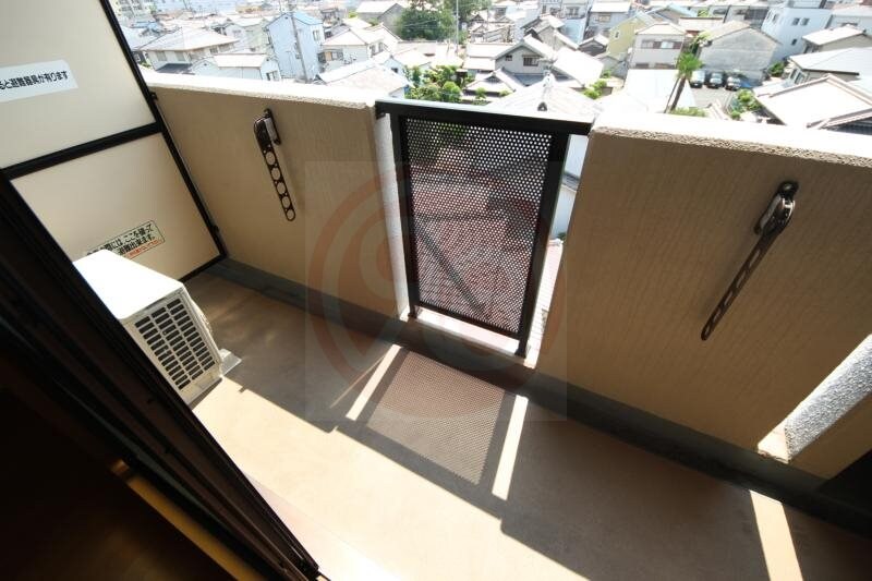 物件内観写真13　(開放的で明るい空間を演出してくれるバルコニーです)