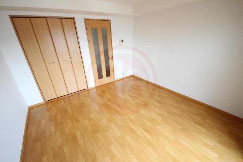 物件内観写真19　(落ち着いた色調の寝室です)