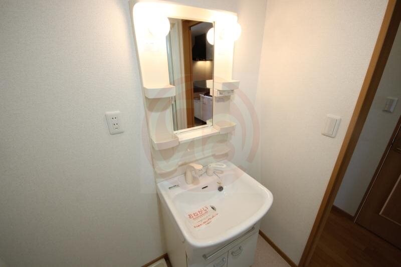 物件内観写真23　(ゆったりとスペースのある洗面所)