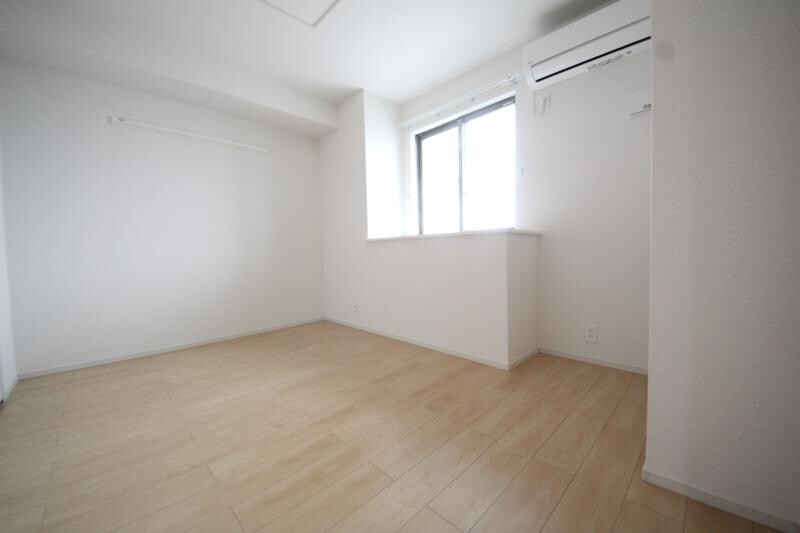 物件内観写真7　(開放的な寝室です)