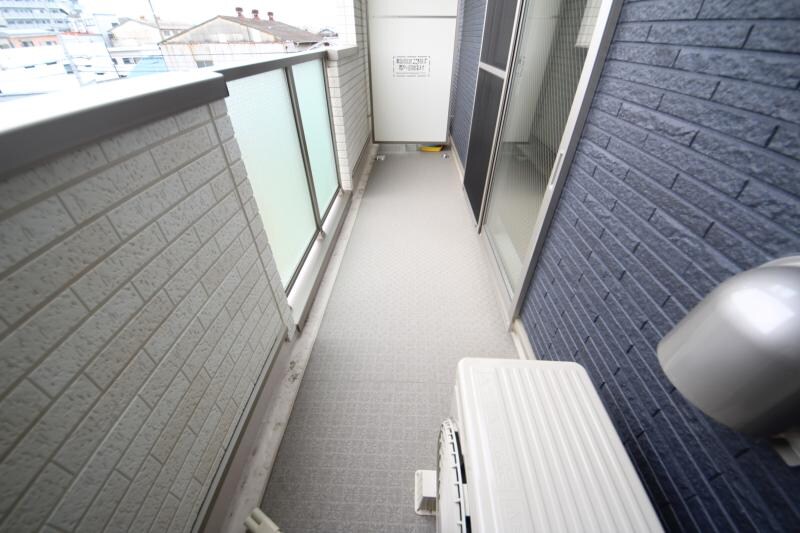 物件内観写真12　(開放的で明るい空間を演出してくれるバルコニーです)