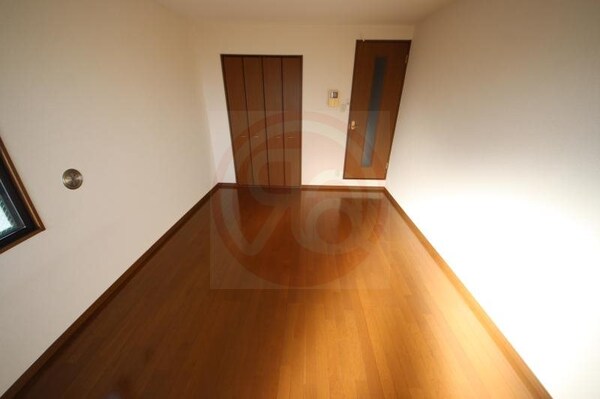 寝室(落ち着いて過ごせるお部屋なので、寝室にいかがでしょうか)