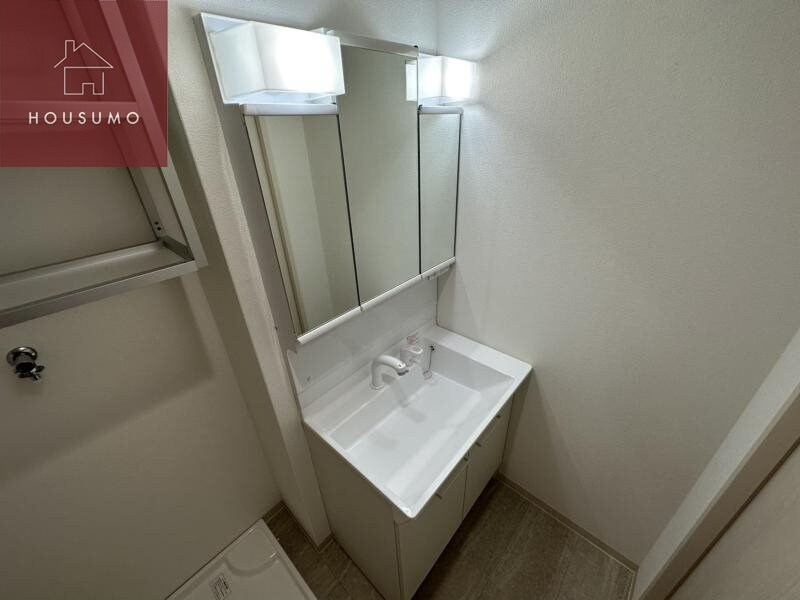 物件内観写真19　(独立洗面台、小物を置くことができて便利です)