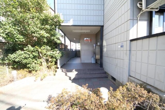 物件外観写真2　(落ち着いたエントランスです)