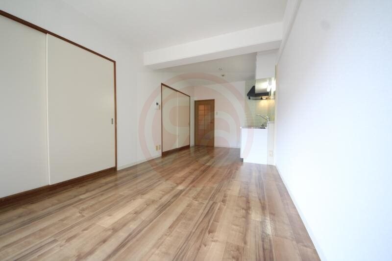 物件内観写真4　(こちらの居間で趣味の時間をお楽しみください)