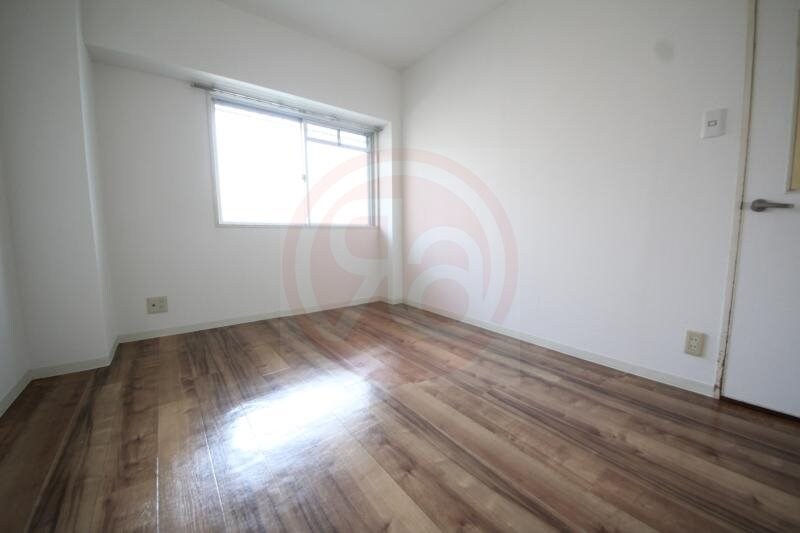 物件内観写真10　(広くて明るい寝室)