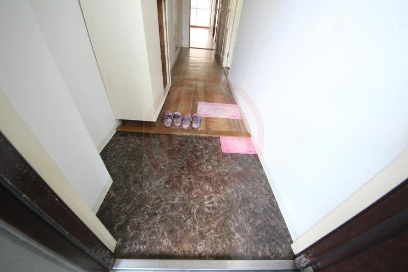 物件内観写真15　(収納もある玄関です)