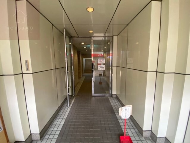 物件外観写真2　(清潔なエントランスです)