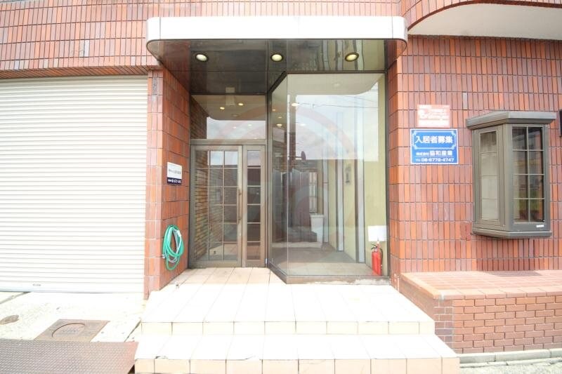 物件外観写真2　(落ち着いたエントランスです)
