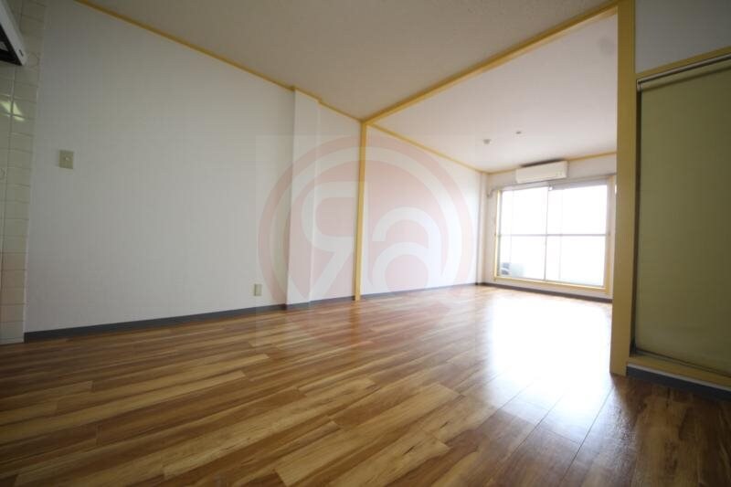 物件内観写真6　(こちらの居間で趣味の時間をお楽しみください)