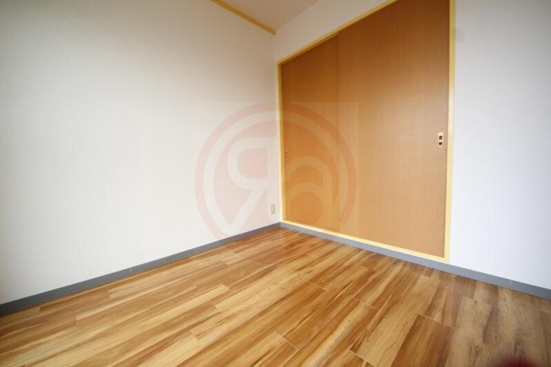 物件内観写真12　(開放的な寝室です)