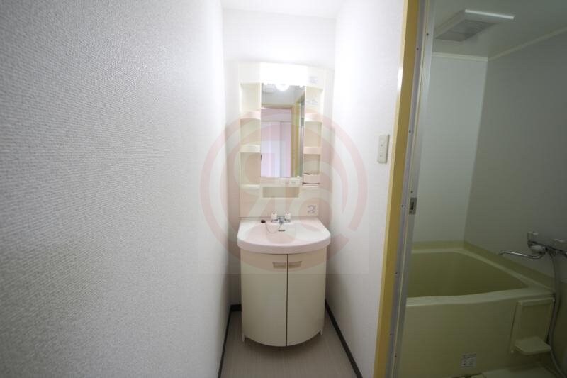 物件内観写真19　(独立洗面台、朝の身支度には欠かせません)