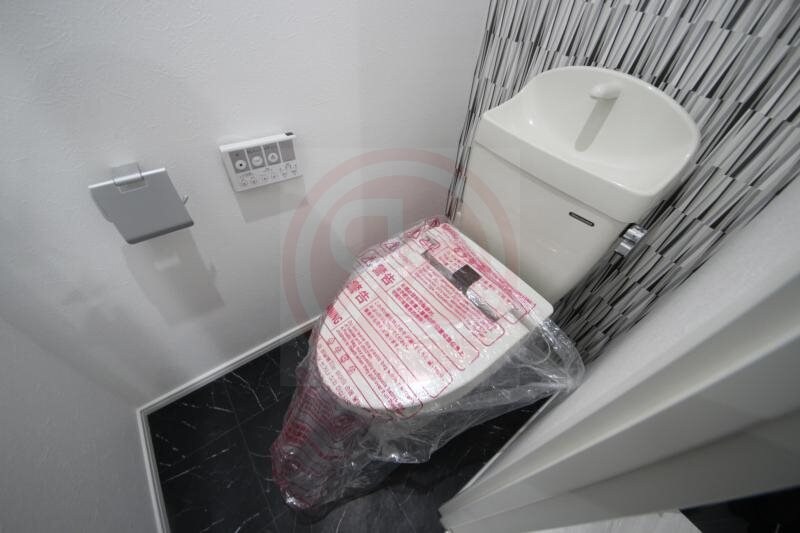 物件内観写真14　(落ち着いた色調のトイレです)