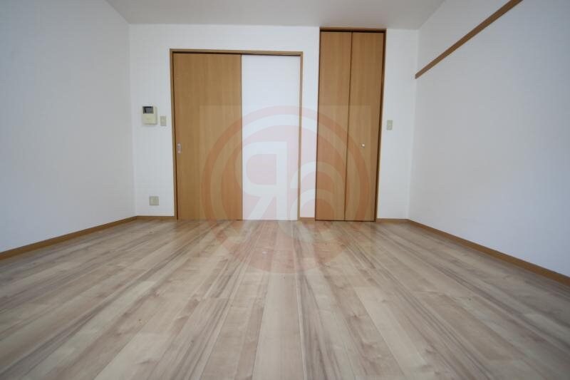 物件内観写真11　(明るい色調の室内です)