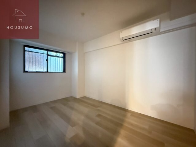 物件内観写真10　(広くて明るい寝室)