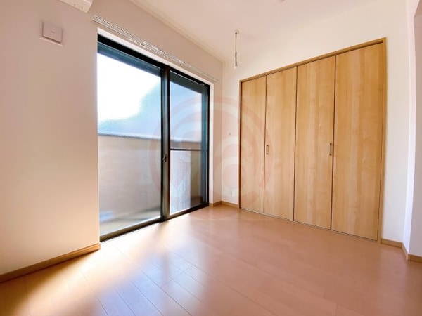 寝室(落ち着いて過ごせるお部屋なので、寝室にいかがでしょうか)