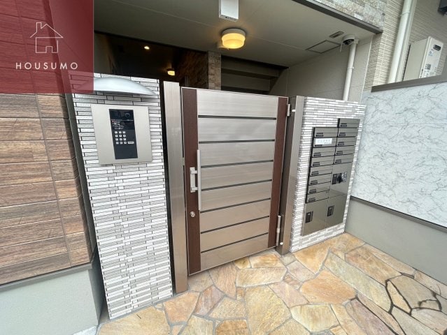 物件外観写真3　(ゆとりのあるエントランスです)