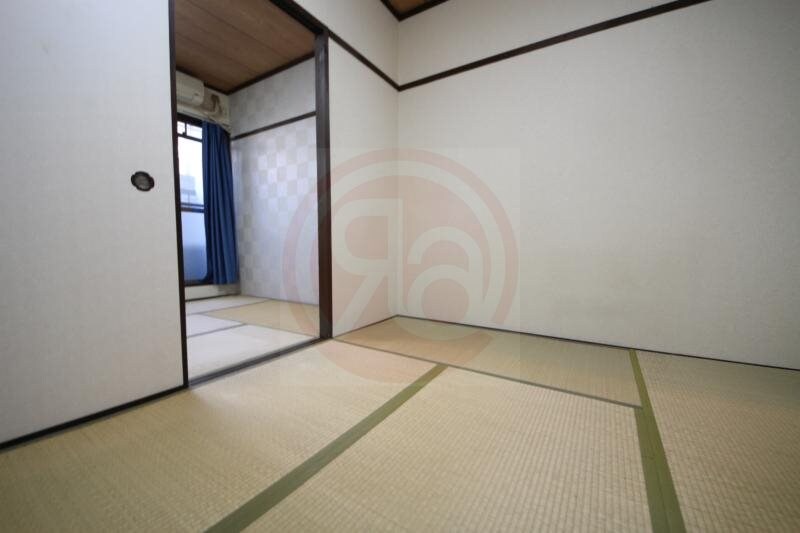 物件内観写真12　(落ち着いた色調の寝室です)