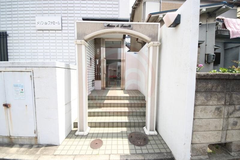 物件外観写真2　(清潔なエントランスです)