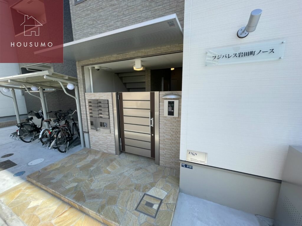 物件外観写真2　(清潔なエントランスです)