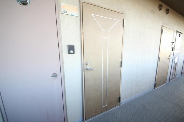 物件内観写真6　(明るい玄関です)