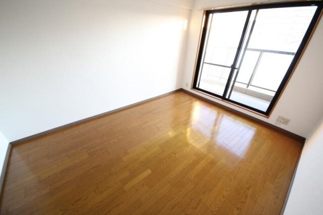 物件内観写真16　(ゆったりとした居間です)