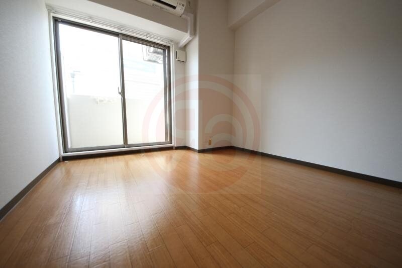 物件内観写真12　(落ち着いた色調の寝室です)