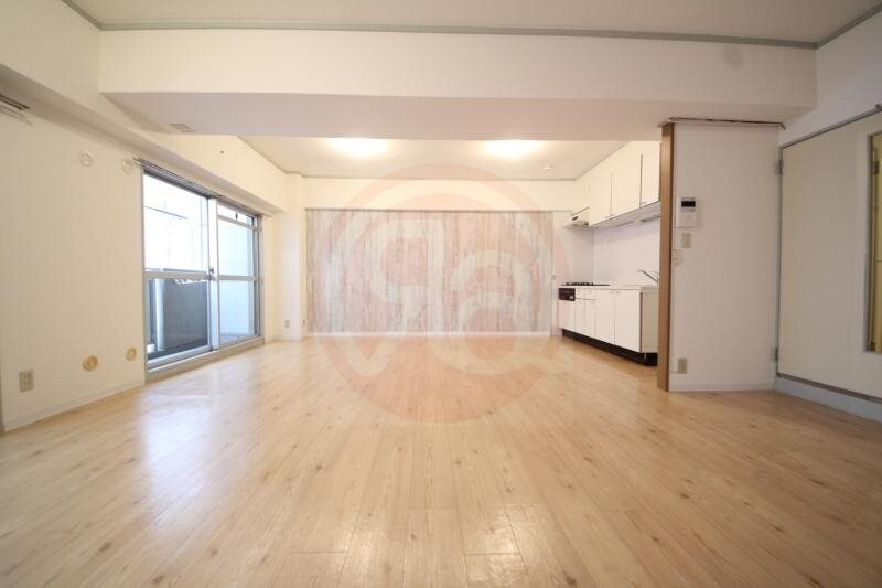 物件内観写真10　(明るい色調の室内です)