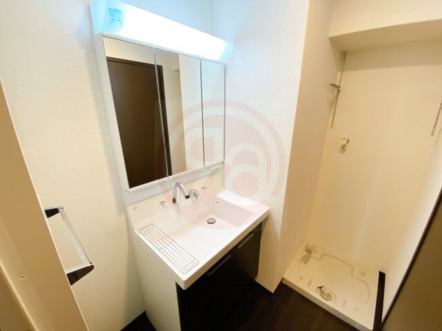 物件内観写真19　(独立洗面台、小物を置くことができて便利です)