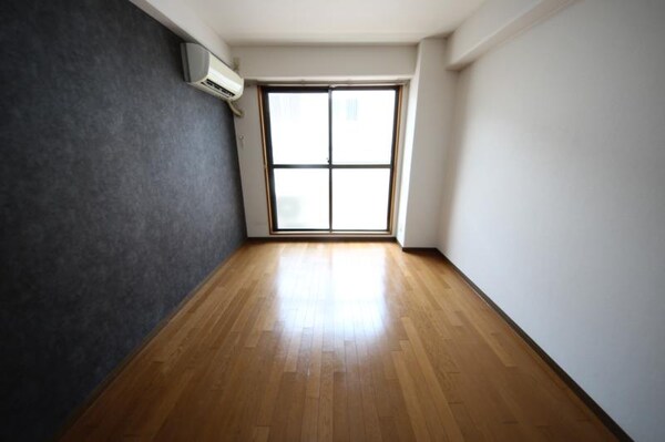 寝室(落ち着いて過ごせるお部屋なので、寝室にいかがでしょうか)