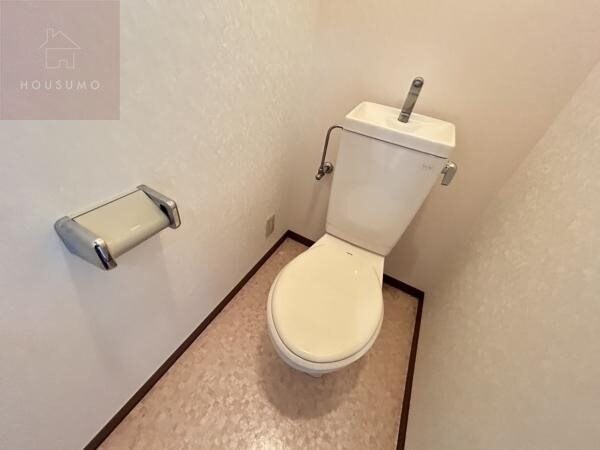 物件内観写真9　(落ち着いた色調のトイレです)