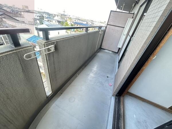 バルコニー(開放的で明るい空間を演出してくれるバルコニーです)