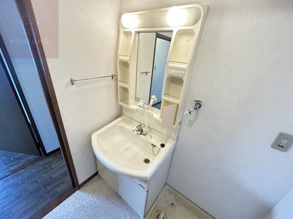 独立洗面台(独立洗面台あり、毎朝おしゃれに忙しい女性の方におすすめです)