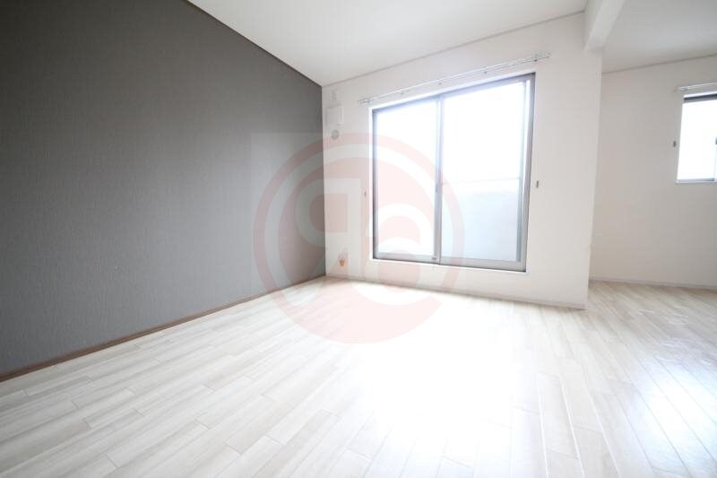 物件内観写真10　(明るい色調の室内です)