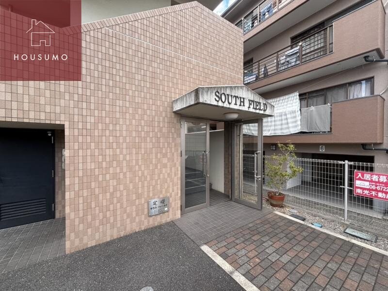 物件外観写真3　(清潔なエントランスです)