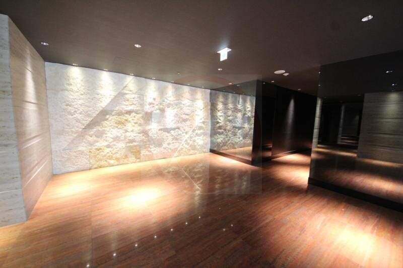 物件外観写真2　(清潔なエントランスです)