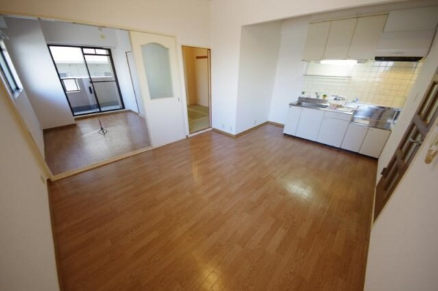 物件内観写真5　(こちらのリビングで趣味の時間をお楽しみください)