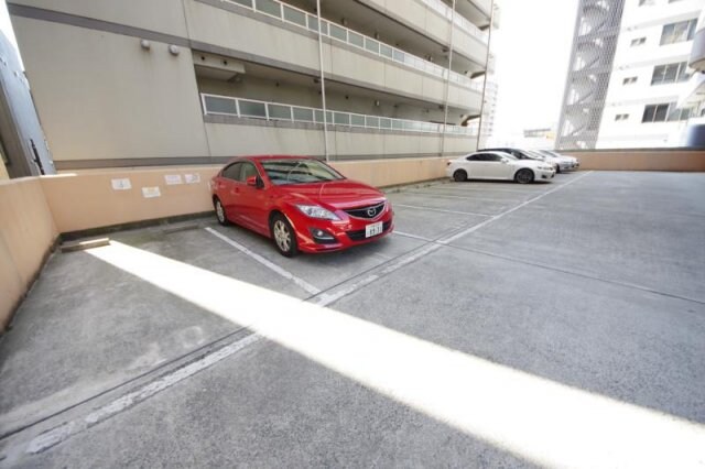 物件外観写真3　(車をお持ちの方に嬉しい駐車場付きの物件です)