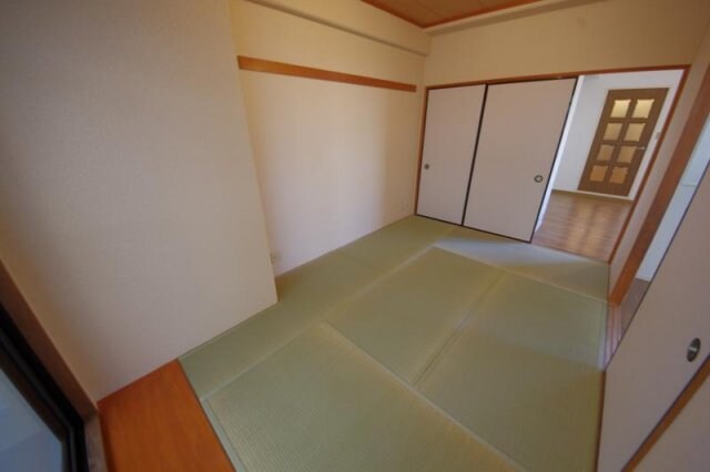 物件内観写真26　(明るい和室です)