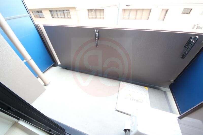 物件内観写真13　(開放的で明るい空間を演出してくれるバルコニーです)