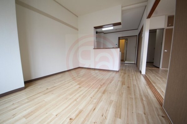 洋室(落ち着いた時間を過ごせるバルコニーです)