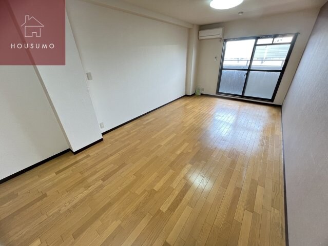 物件内観写真4　(ゆったりとしたリビングです)